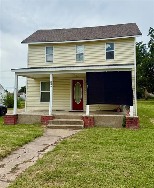 806 W 1st St, Coffeyville, KS, 67337-3802 | Card Image