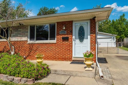 20561 Kemp St, Clinton Twp, MI, 48035-3491 | Card Image