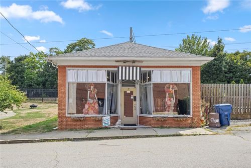 142 Duke St, East Greenwich, RI, 02818-3743 | Card Image