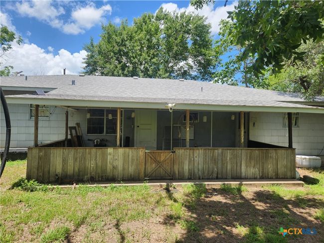325 Montgomery St, House other with 3 bedrooms, 1 bathrooms and null parking in Yoakum TX | Image 17