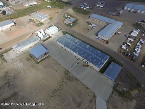 545 28th Ave E, Dickinson, ND, 58601-7172 | Card Image