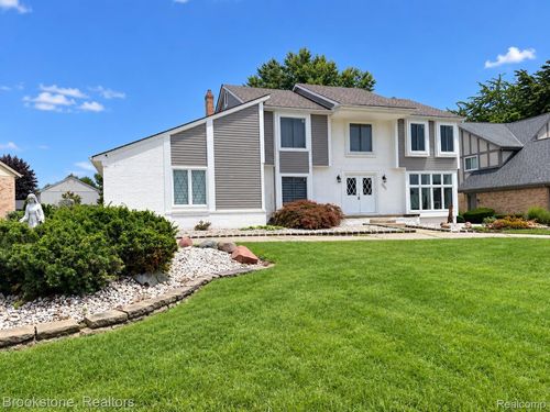 37627 Dorchester Dr, Farmington Hills, MI, 48331-1864 | Card Image