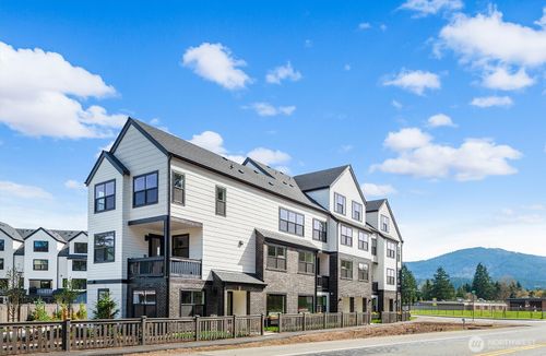 761 7th Ave Nw, Issaquah, WA, 98027-2706 | Card Image