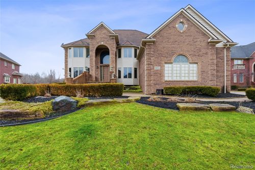 55733 Whitney Ct, Shelby Twp, MI, 48315-6673 | Card Image