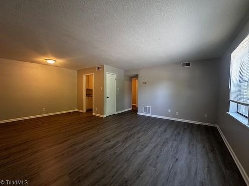 e-1102 Crescent Dr, Reidsville, NC, 27320-5559 | Card Image