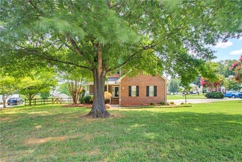 1400 Kayla Cir, Kernersville, NC, 27284-7937 | Card Image