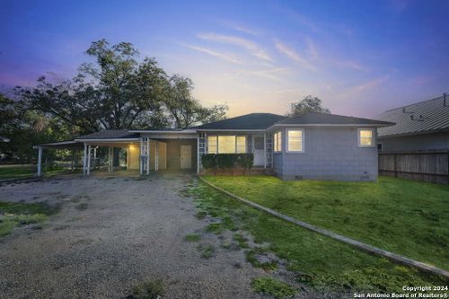 2705 Avenue I, Hondo, TX, 78861-3126 | Card Image