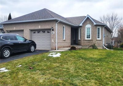 42 Jackson Crt W, Home with 3 bedrooms, 2 bathrooms and 3 parking in Welland ON | Image 1