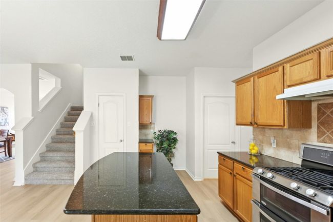 Large island and breakfast bar | Image 8
