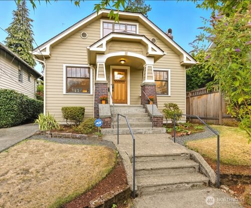 4417 Thackeray Pl Ne, Seattle, WA, 98105-6124 | Card Image