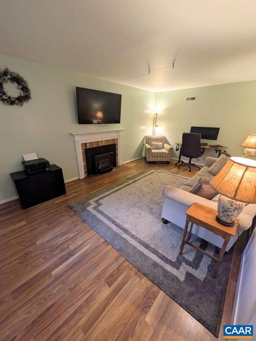206 Robinhood Rd, Staunton, VA, 24401-1867 | Card Image