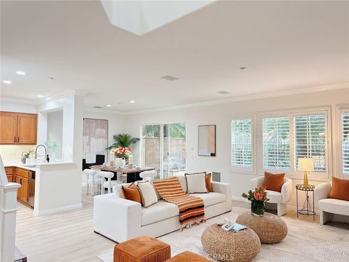 70-8 Salton, Irvine, CA, 92602-2425 | Card Image