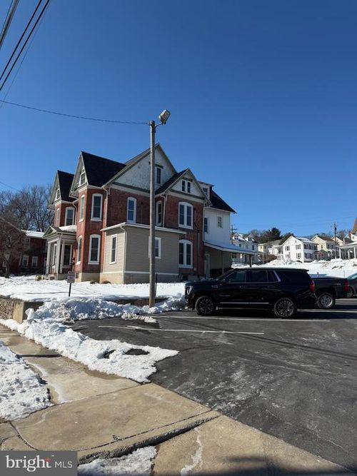 35 W Wyomissing Ave, MOHNTON, PA, 19540-1936 | Card Image