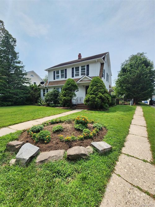 41 Prospect Pl, Riverhead, NY, 11901-2572 | Card Image