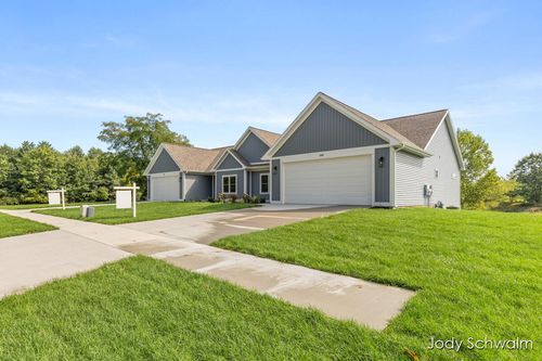 748 Noble Dr, Belding, MI, 48809-9102 | Card Image