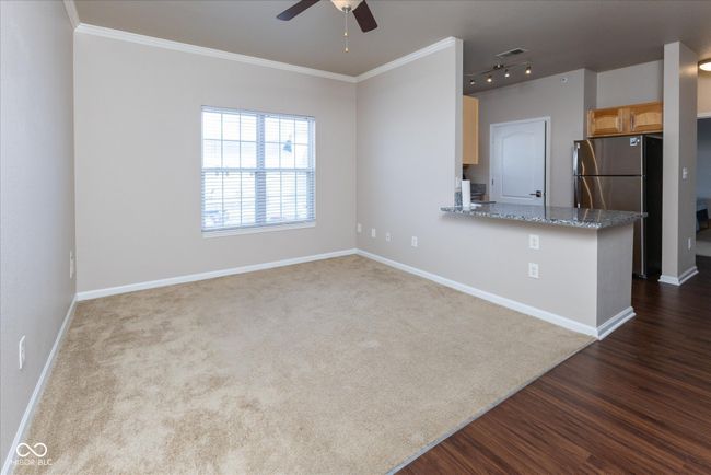 Spacious living room | Image 4