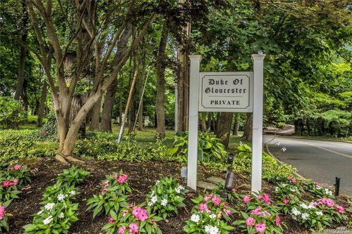 22 Duke Of Gloucester, Manhasset, NY, 11030-3210 | Card Image