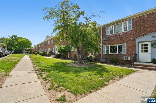18 Wedgewood Dr, Verona, NJ, 07044-2166 | Card Image