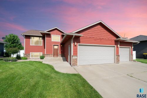3101 S Dubuque Ave, Sioux Falls, SD, 57110-8301 | Card Image
