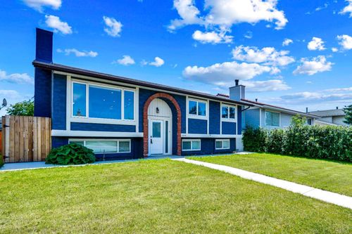 2428 39 St Ne, Calgary, AB, T1Y3L1 | Card Image