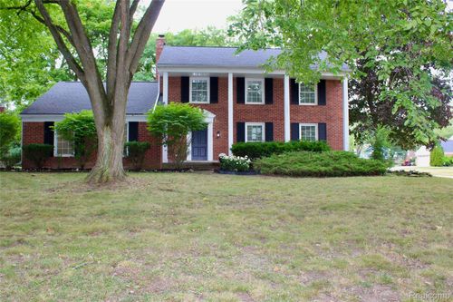 5620 Old Carriage Ln, West Bloomfield, MI, 48322-1652 | Card Image