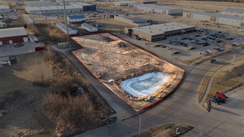 1530 Hawkeye Dr, Hiawatha, IA, 52233-1106 | Card Image