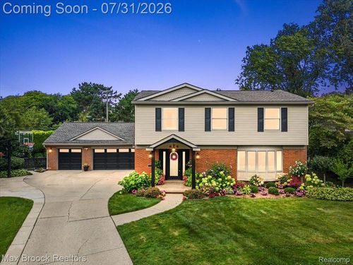 676 Peachtree Ln, Grosse Pointe Woods, MI, 48236-2719 | Card Image