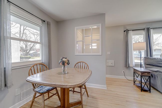 Dining Area with Natural Lighting | Image 7