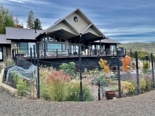693 Ironwood Dr, Eagle Point, OR, 97524-7776 | Card Image