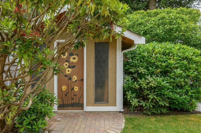 Property entrance with stucco siding | Image 31