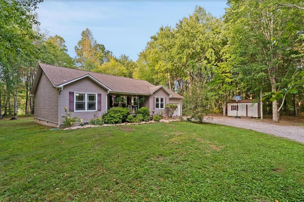Cove Rd, Monterey, TN 38574