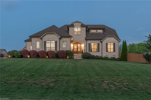 323 Oakleaf Dr, Lexington, NC, 27295-8062 | Card Image