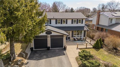 21 Cedar St, Waterdown, ON, L8B1R4 | Card Image