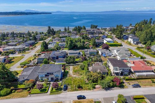 15554 Cliff Ave, White Rock, BC, V4B1V7 | Card Image
