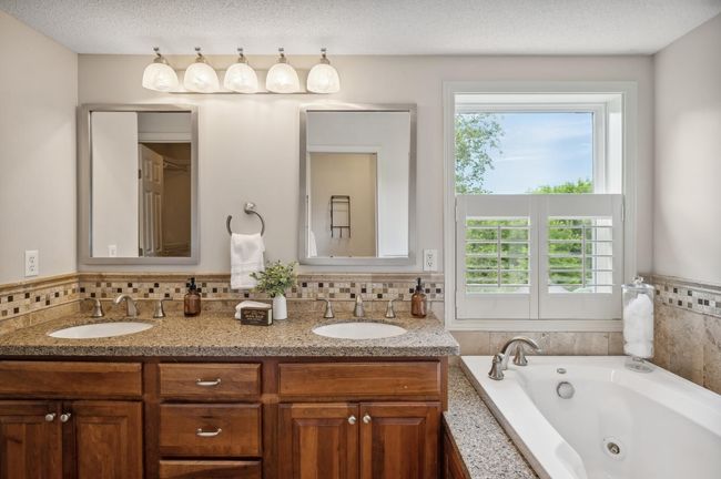 Ensuite double vanity with soaker tub | Image 26
