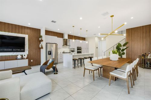 8156 Nw 43rd St, Doral, FL, 33166-5706 | Card Image