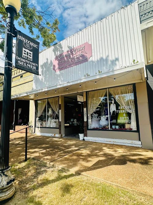 137 W Court Ave, Selmer, TN, 38375-2130 | Card Image