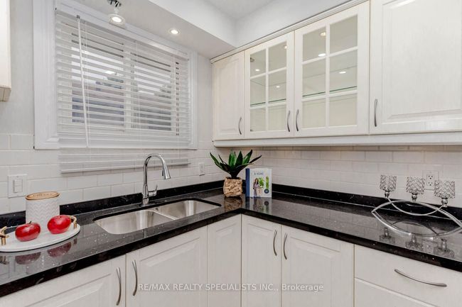 39 Seaborn Rd, House attached with 5 bedrooms, 2 bathrooms and 4 parking in Brampton ON | Image 11