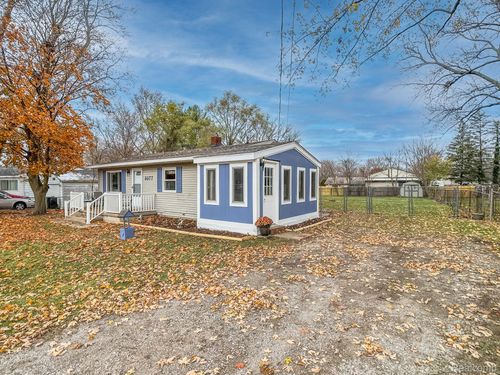 6077 Crown Pt, Flint, MI, 48506-1627 | Card Image