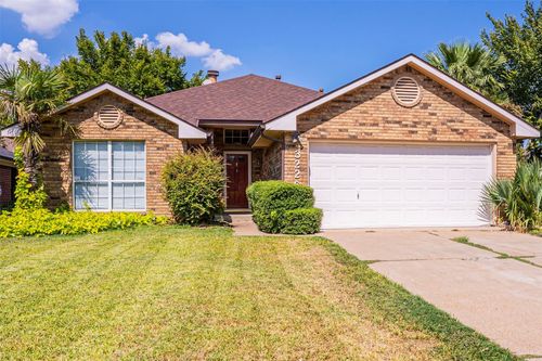 3226 Wuthering Cir, Grand Prairie, TX, 75052-6144 | Card Image
