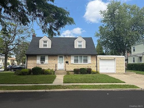 584 8th St, West Hempstead, NY, 11552-1132 | Card Image