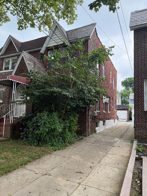 89 215th St, Queens Village, NY, 11427-2405 | Card Image