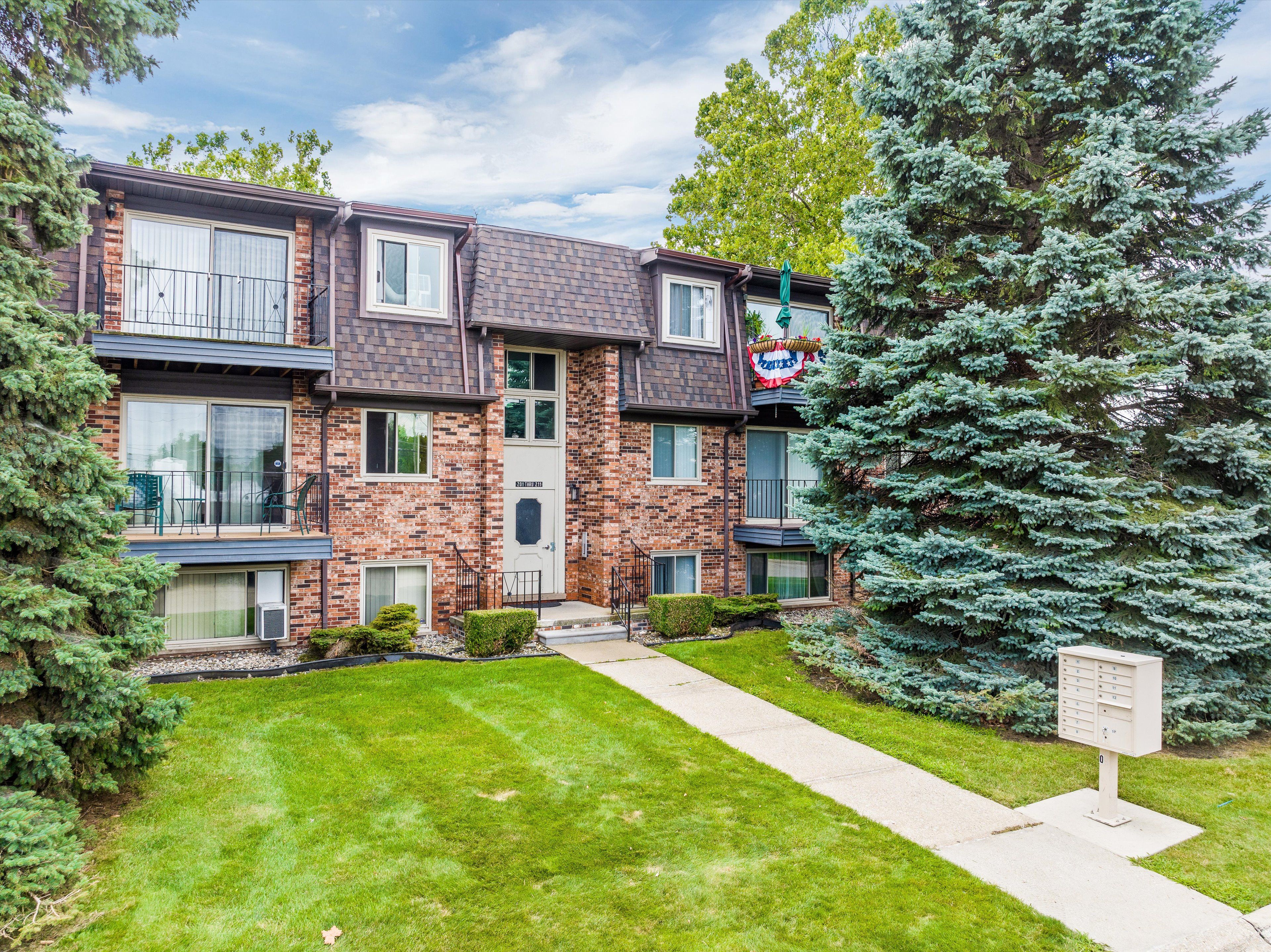 Riviera Dr, Saint Clair Shores, MI 48080