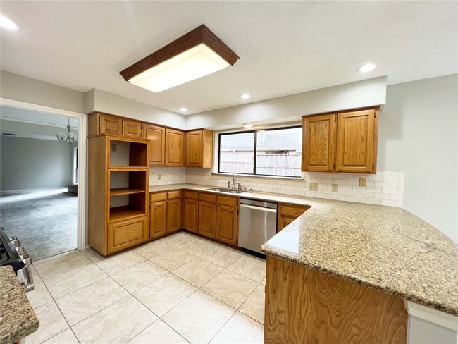 Window and plant ledge over kitchen sink | Image 11