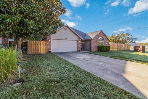 825 Crystal St, Lowell, AR, 72745-8812 | Card Image