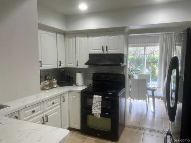 17540 Edward Cir, Condo with 2 bedrooms, 2 bathrooms and null parking in Clinton Twp MI | Image 10