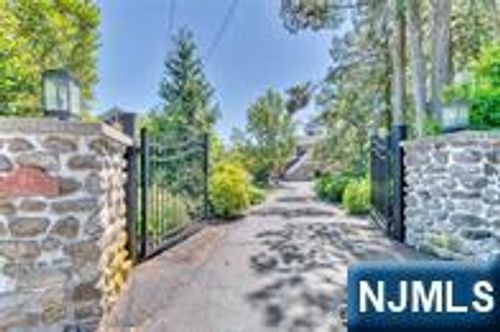 84 Highview Ave, Nanuet, NY, 10954-3367 | Card Image