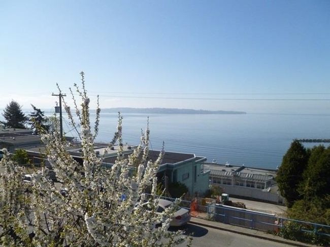 15161 Victoria Avenue, House other with 2 bedrooms, 1 bathrooms and null parking in White Rock BC | Image 1