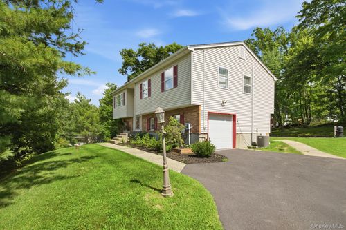 17 Old Hemlock Dr, New Windsor, NY, 12553-7249 | Card Image