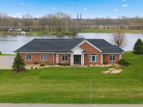 2104 332nd Ave, Dyersville, IA, 52040-8715 | Card Image
